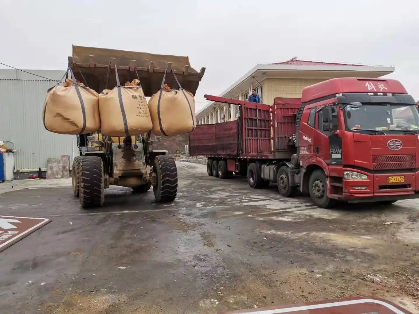 融雪劑是雪前撒還是雪后撒？